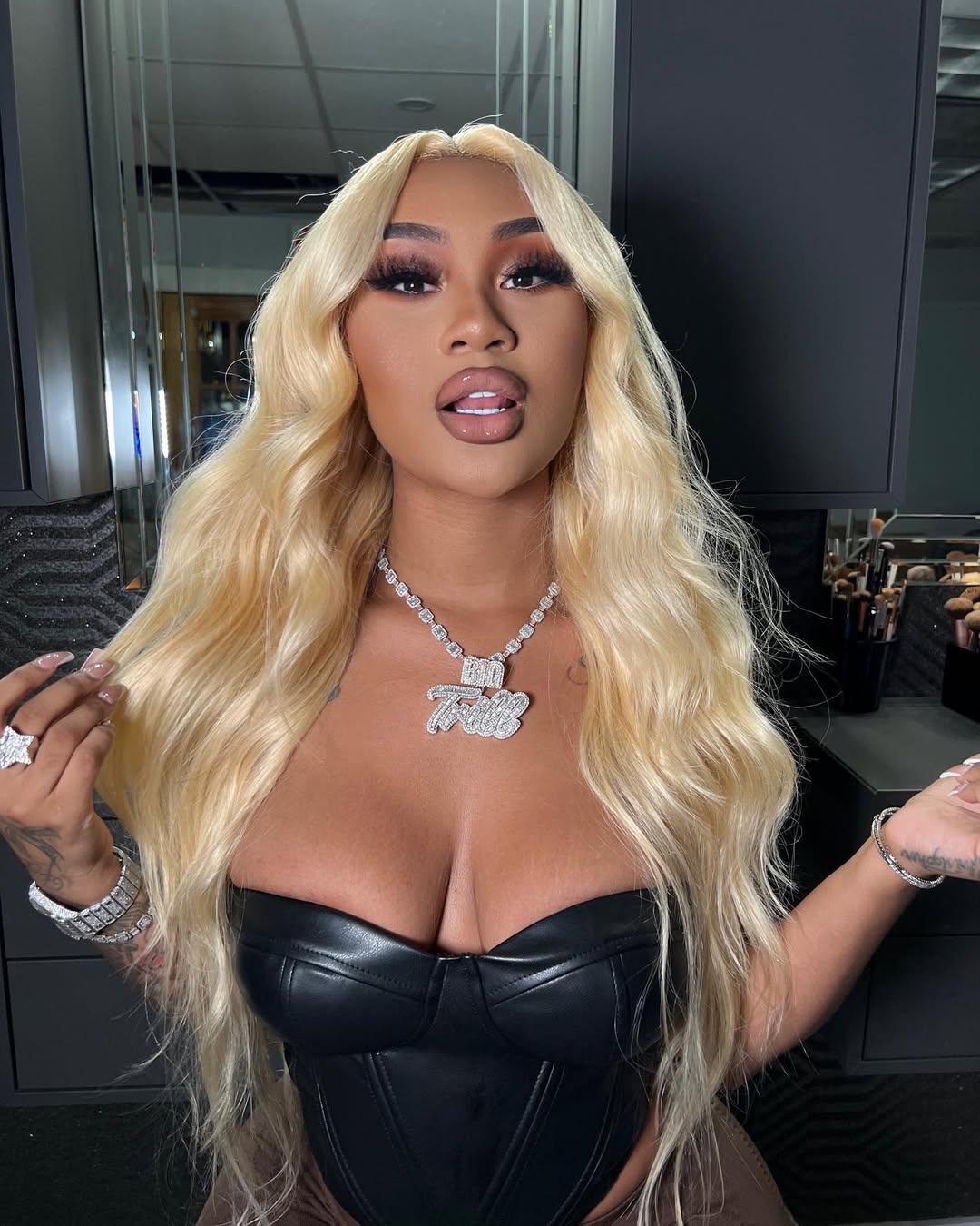 6X6 HD Blonde Body Wave Closure Wig 30”